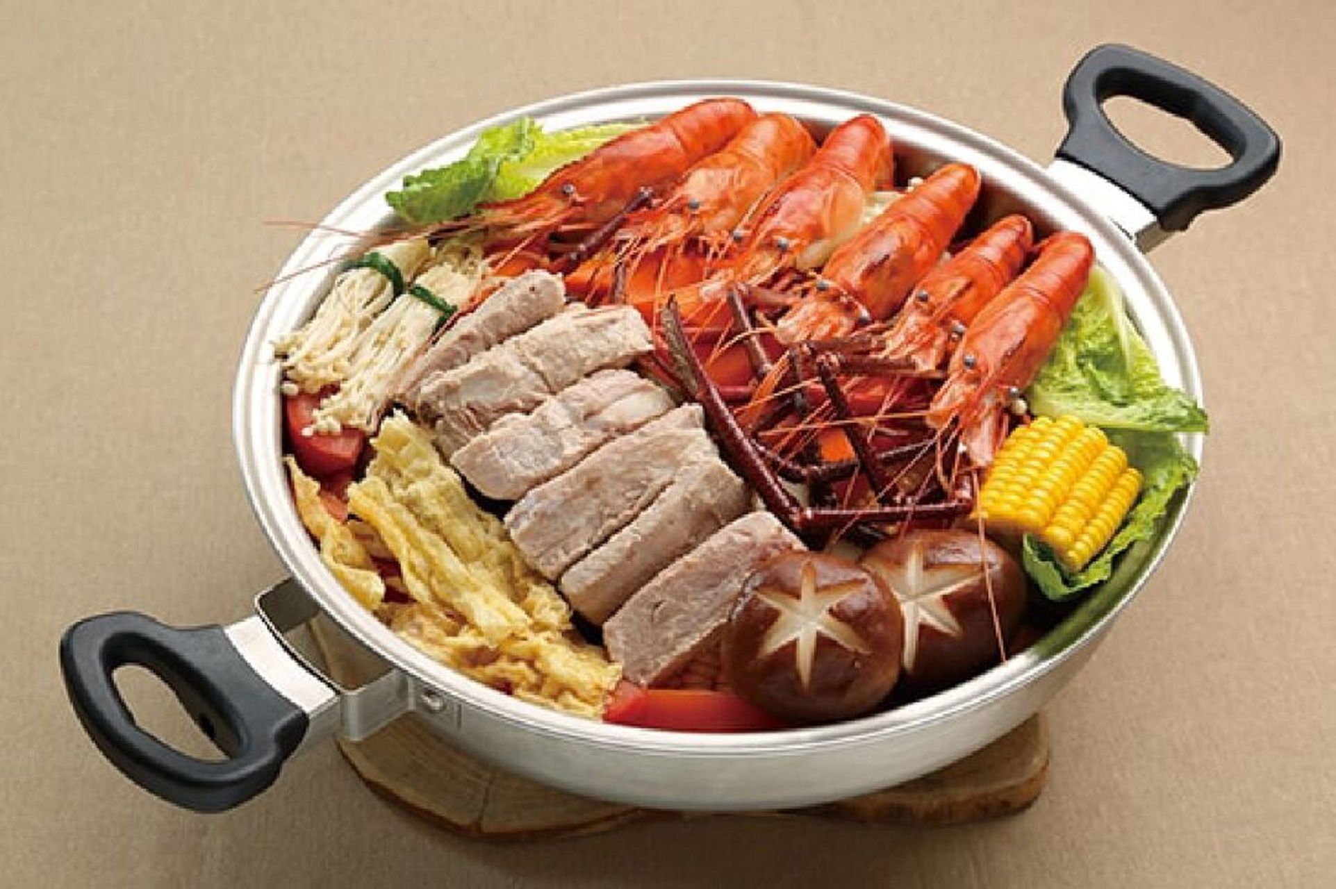 安利皇后锅    大年初二:冬日养生火锅 ①将所有食材洗净:冬瓜200g