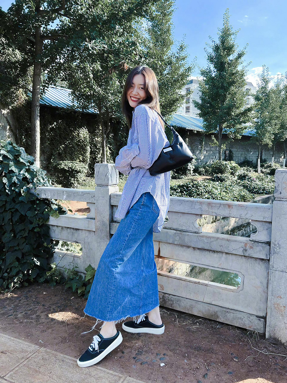 跟刘雯学穿搭丨条纹衬衫 98梨形友好牛仔裙 跟着时髦尖子生刘雯学穿
