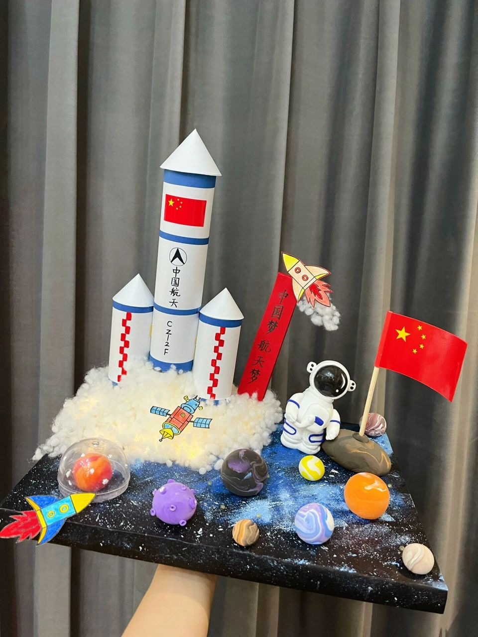 【民族魂·中国梦】立体造型     主要步骤: 1,6个纸盒用胶布贴合在一