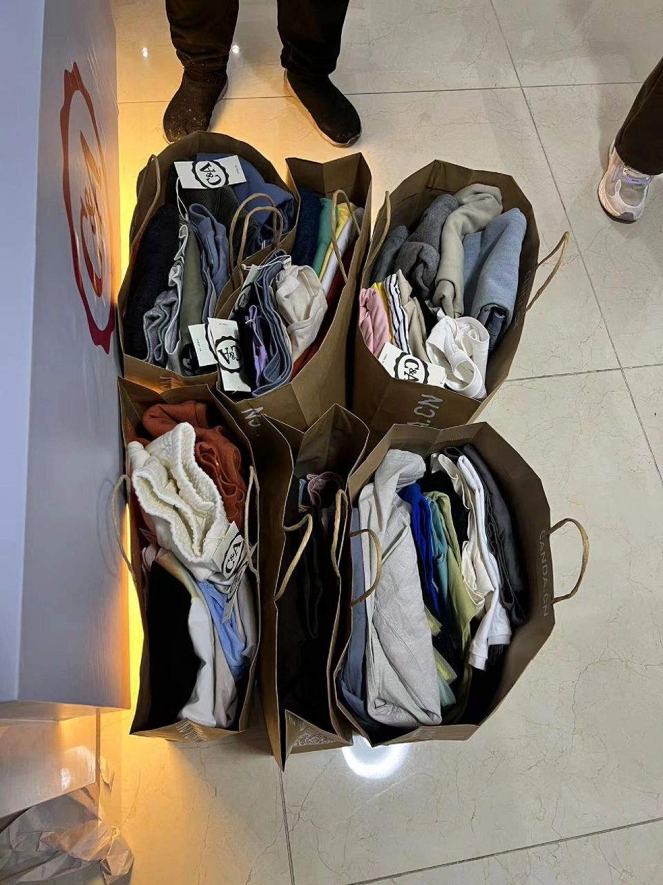 哈尔滨银泰城ca店骨折价的商品又来啦 以上图片是兄弟店试衣间排队