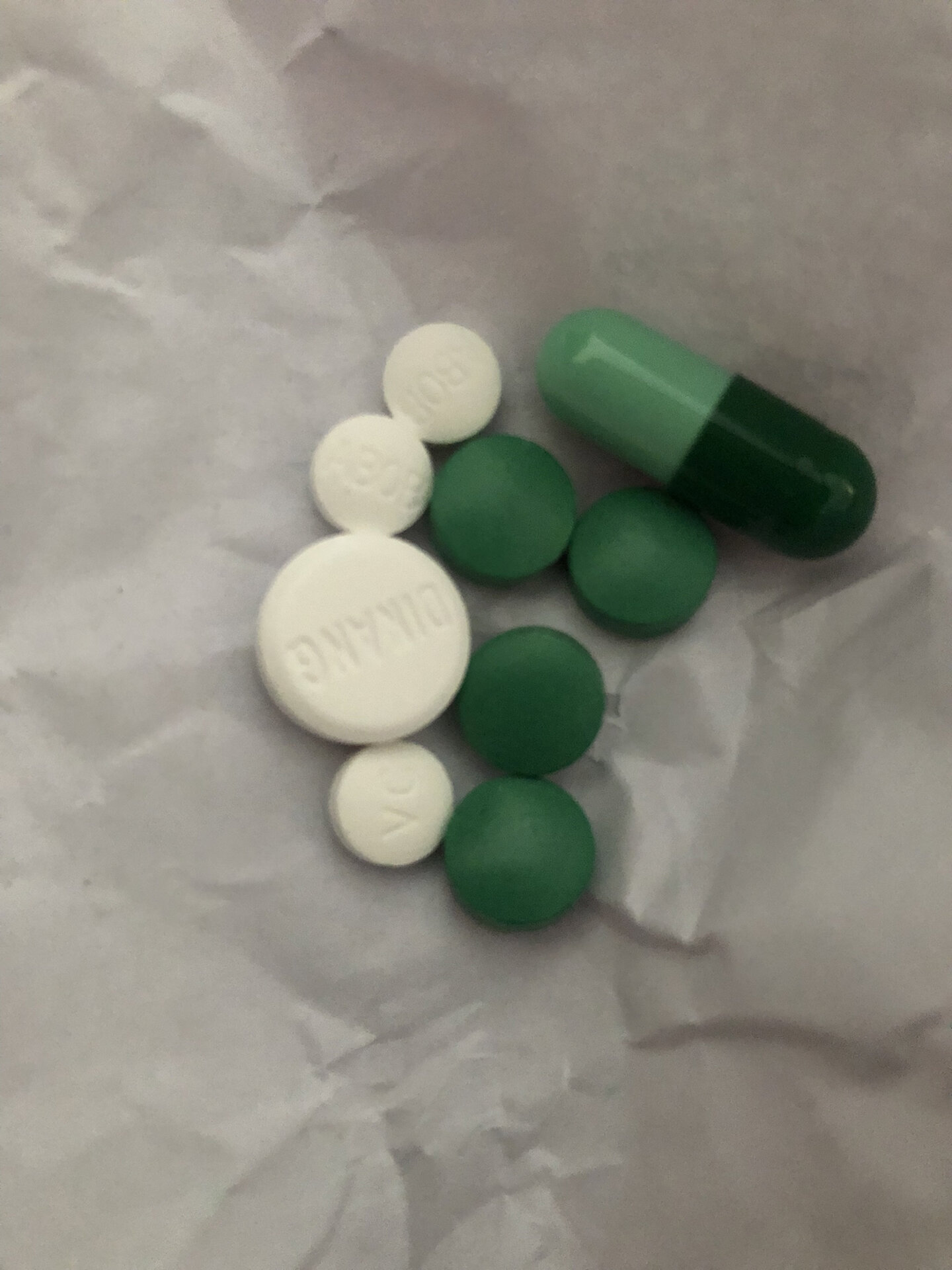 小片的白色上面写了abob,查了下是病毒灵 大片的白色药片上写了