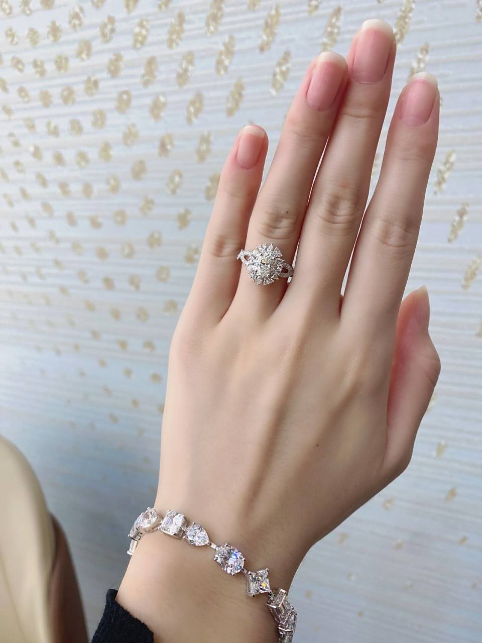 1克拉钻戒,这么做超显大,椭圆钻精致感
