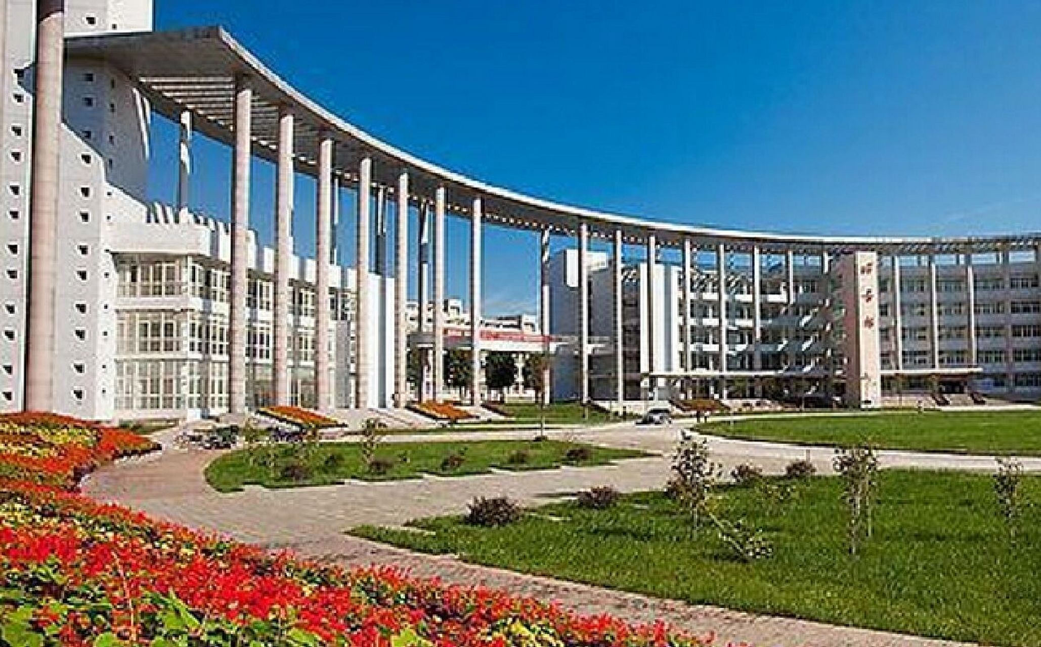 荆楚理工学院 学校位于湖北省荆门市中心城区白龙山下,依山傍水,风景