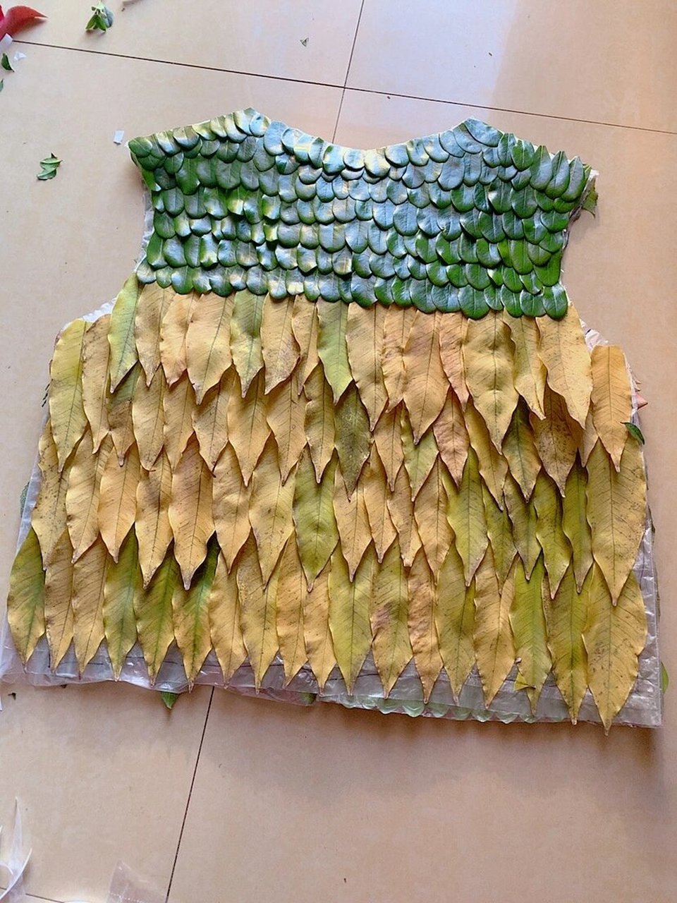 手工树叶服装 内衬是用塑料纸,树叶是用双面胶粘的(只是贴的时候有点