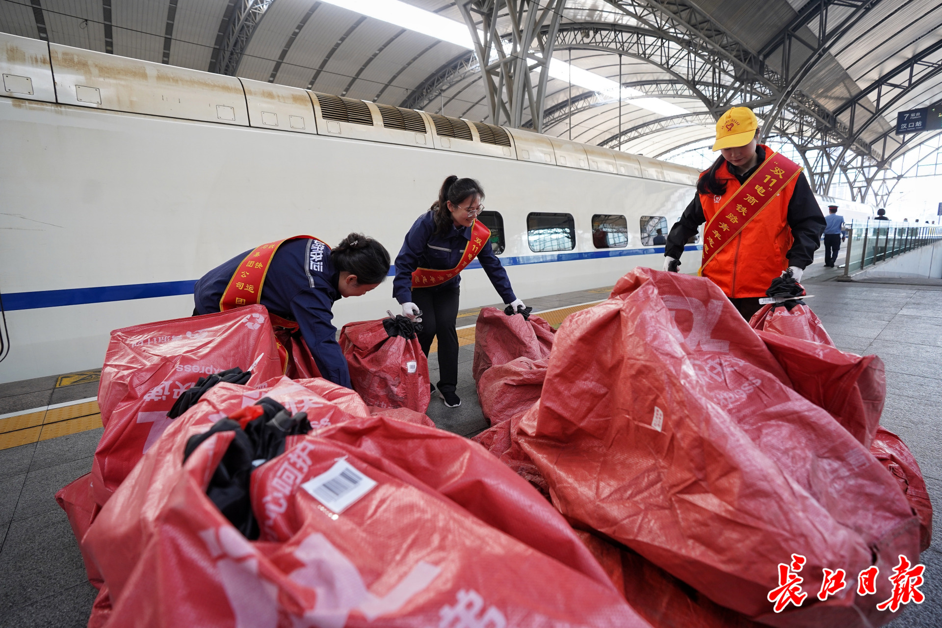 食品,服装,手机等多个品类,总重达3吨的220件快递物资,从汉口站驶出