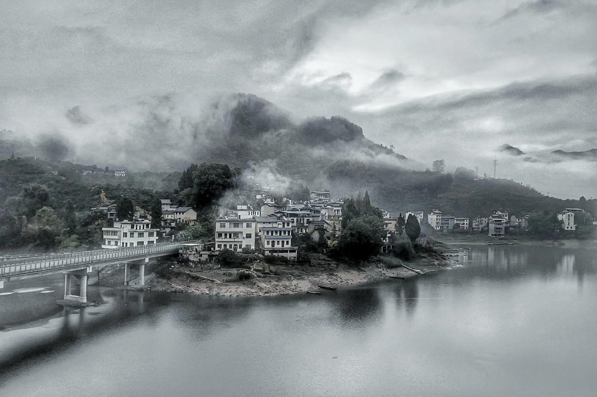 这是黄山市歙县新溪口乡的早晨,安静美好,雨后如同水墨