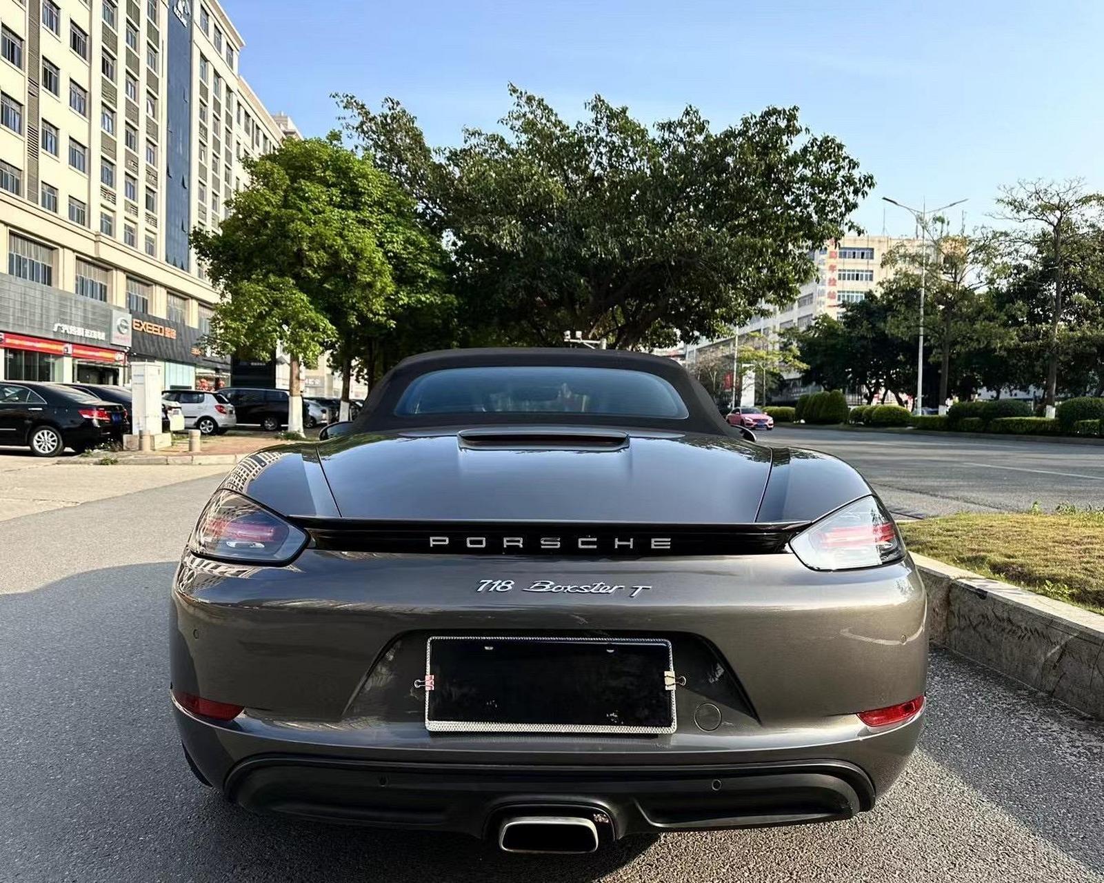 0t两门两座软顶敞篷跑车 选配:玛瑙灰外观 波尔多红内 14项座椅 倒车