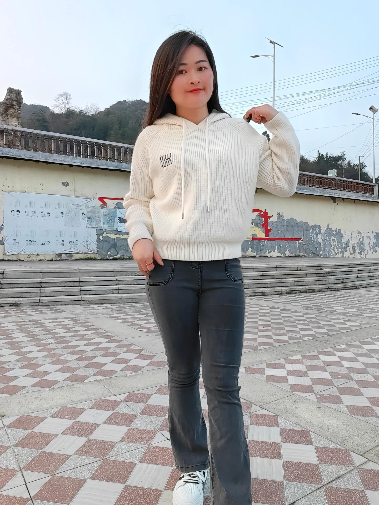 有人说,深夜睡不着的人,要么心里有故事,要么心里