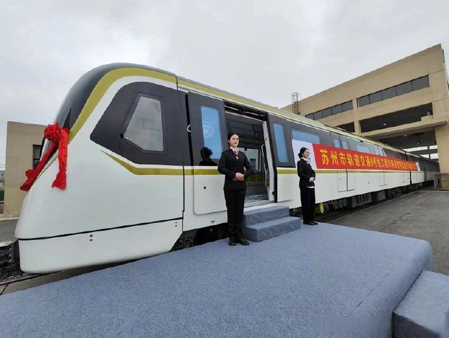 【#苏州地铁8号线首列车交付# 】今天,以 "橄榄绿"为主色调的苏州轨道