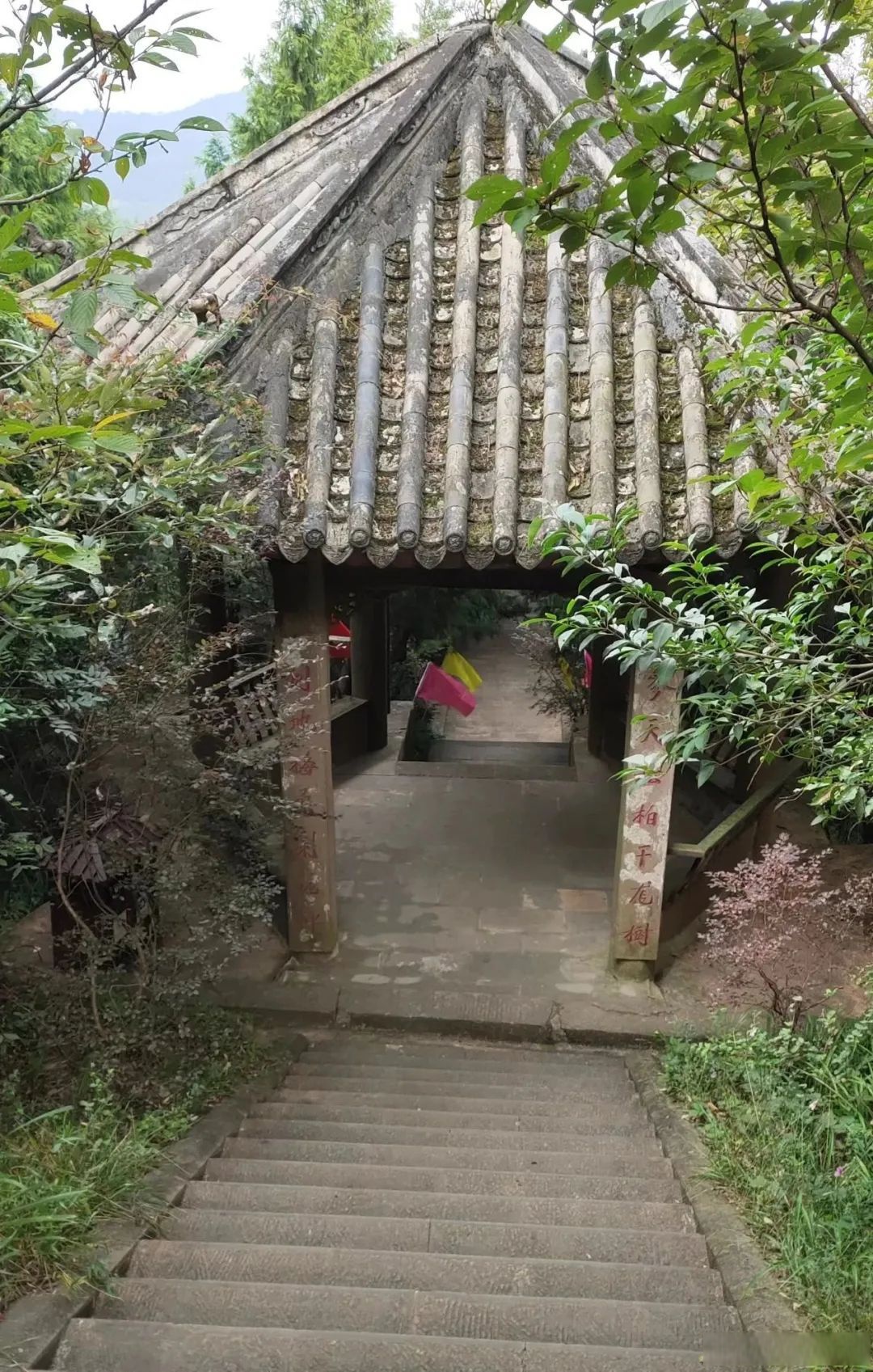 石梯最高处 矗立着一座红军亭 尽管历经数载风吹雨晒 依旧檐牙高啄