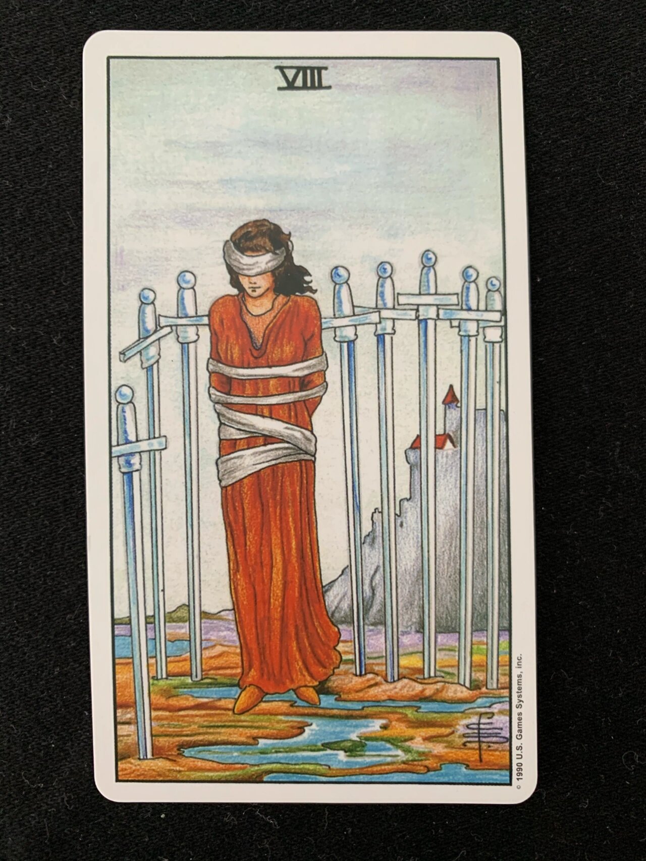 今日的塔罗牌:宝剑八 卡牌画面描述着一位女子眼睛被布蒙住,上半身被