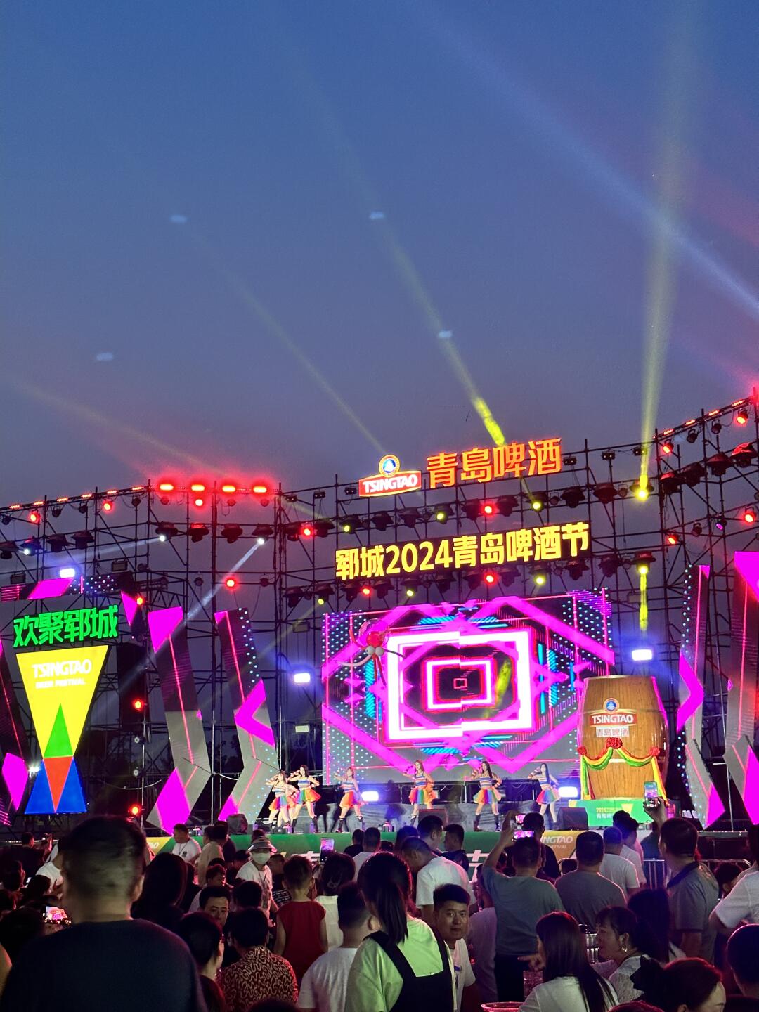 郓城青岛啤酒节 真的是人山人海,放眼望去全是人脑袋 简直就是"人从众