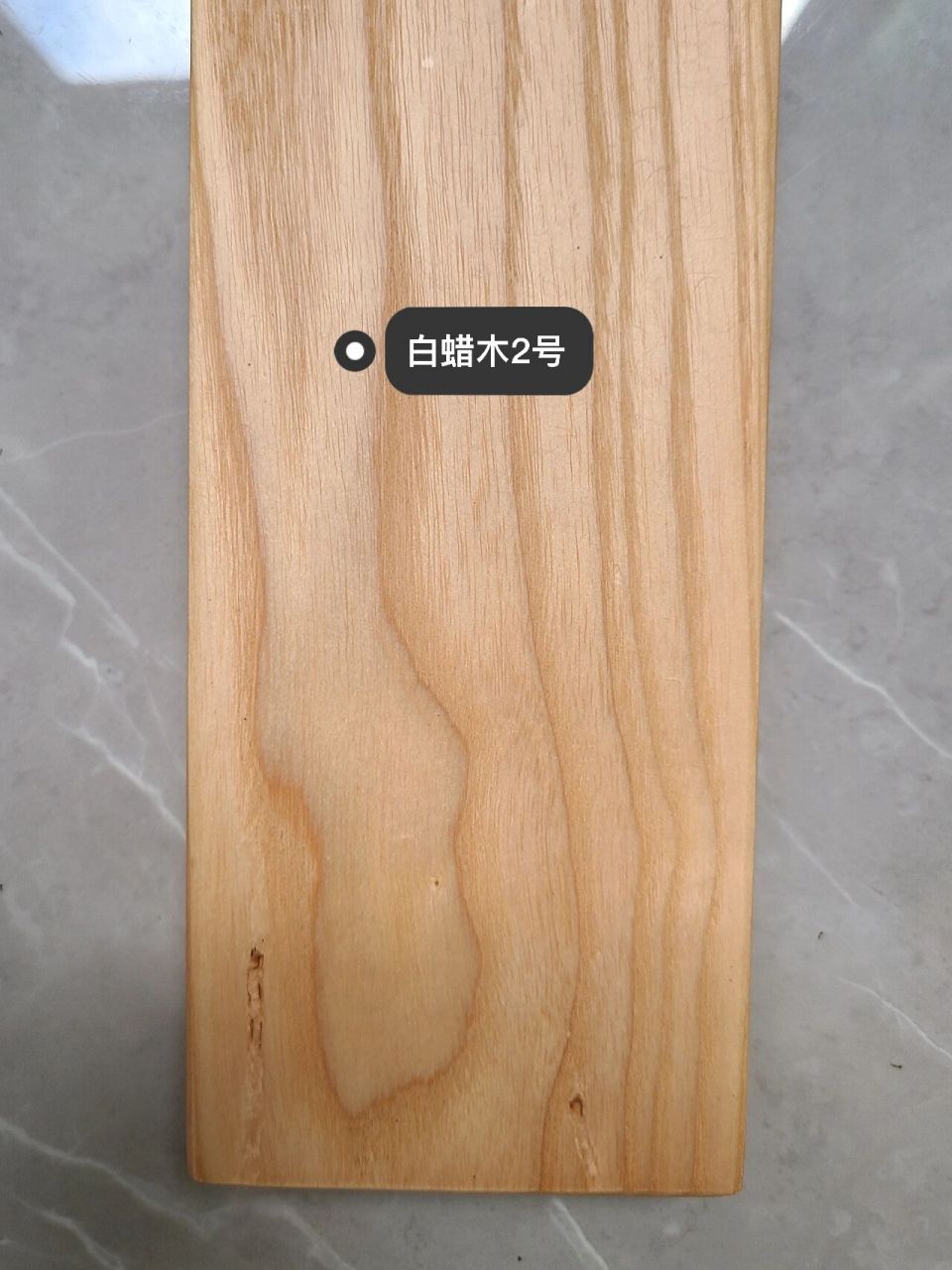 白蜡木,铁杉木正常用于书桌餐桌的制作,白蜡木纹路较大,密度较大,也更