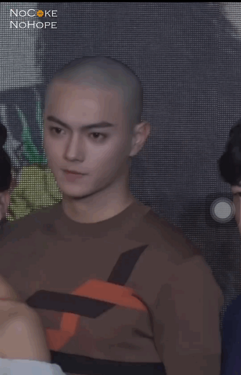 许凯的眉眼确实是好看的,光头感觉很精致,去演个和尚肯定很带感[思考]