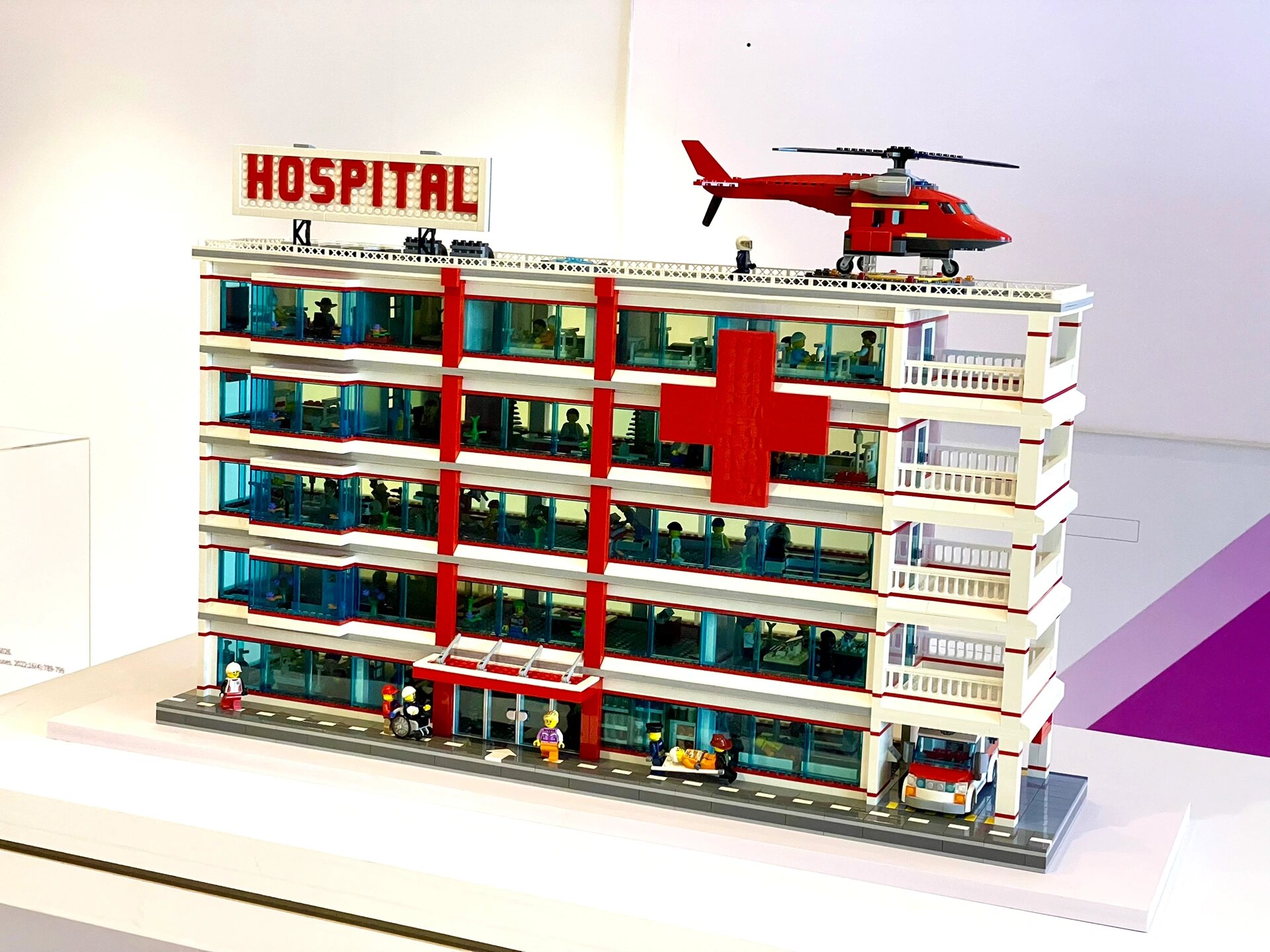 今天给客人送了一座乐高医院