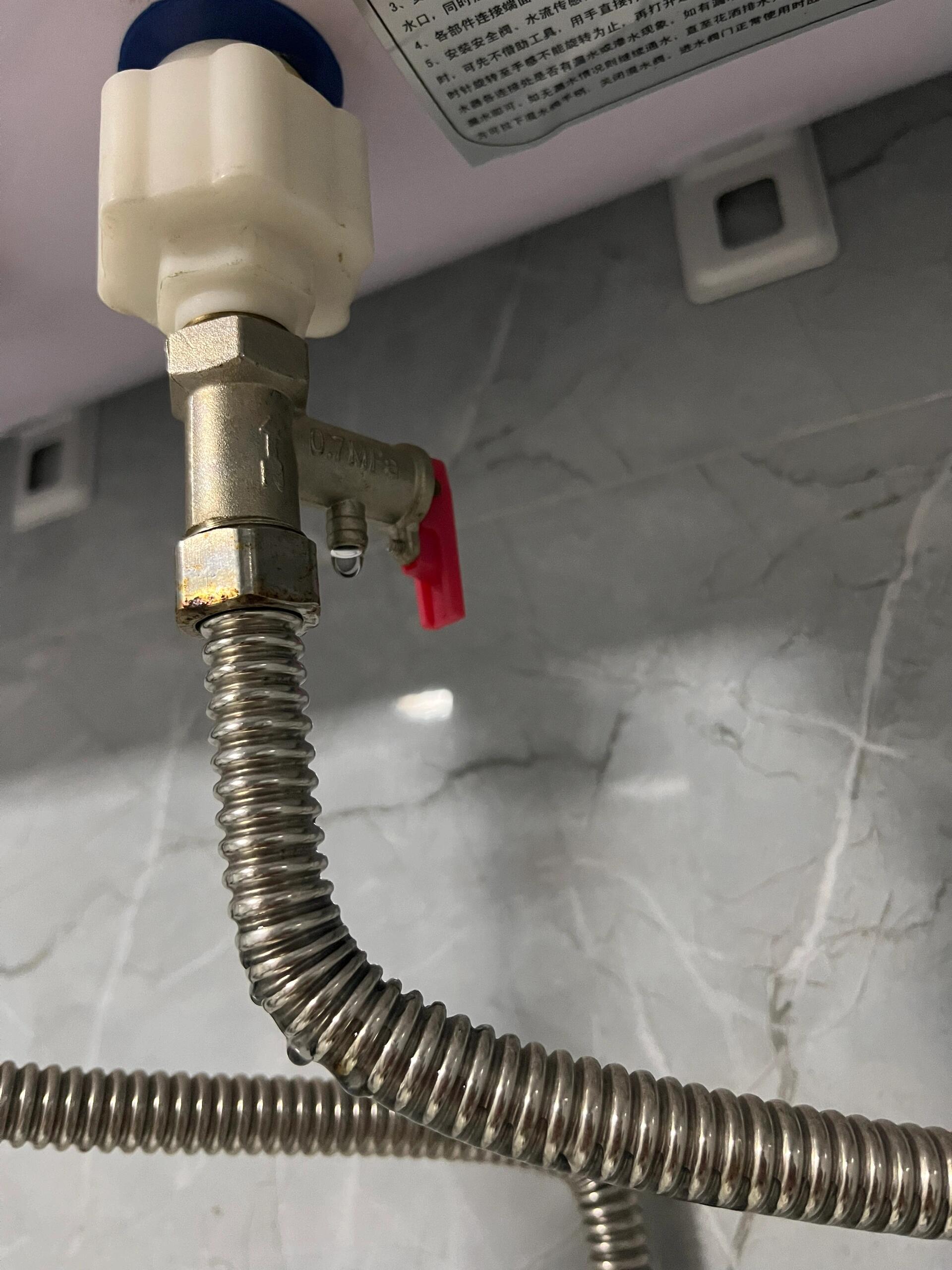 租房必备技能:热水器漏水 热水器滴水可能不是坏了,而是水满了