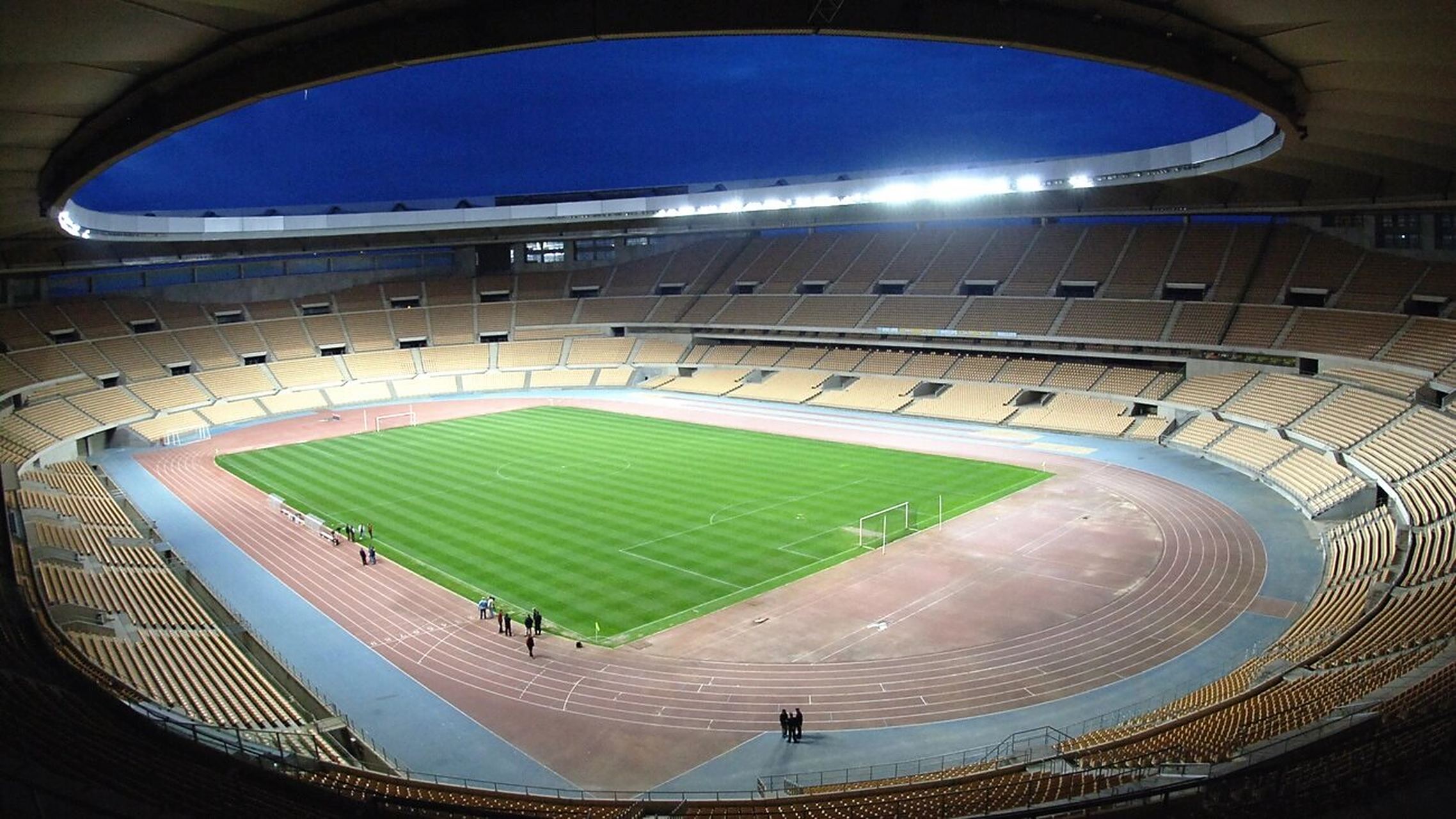 西班牙女足在塞维利亚的拉卡图哈体育场以2-0胜法国女足,获得首届女足