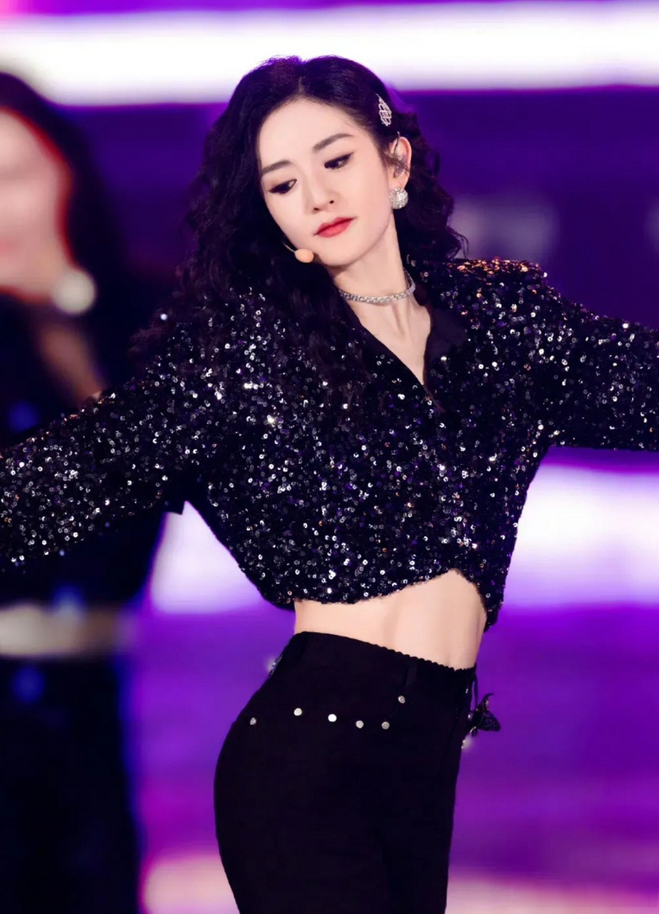 谢娜生过三个孩子还能保持马甲线和完美身材,这是天生的优越基因还是