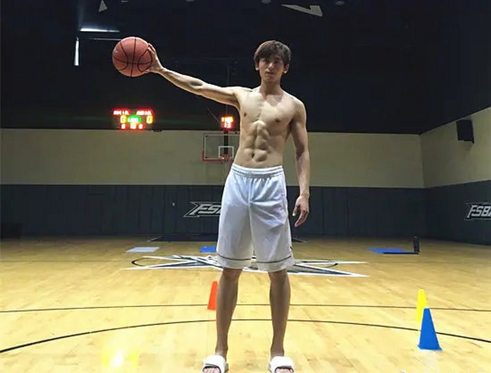 张哲瀚:模特般的身材比例,有"上戏校草""肌肉美男"的美誉[嘻嘻]