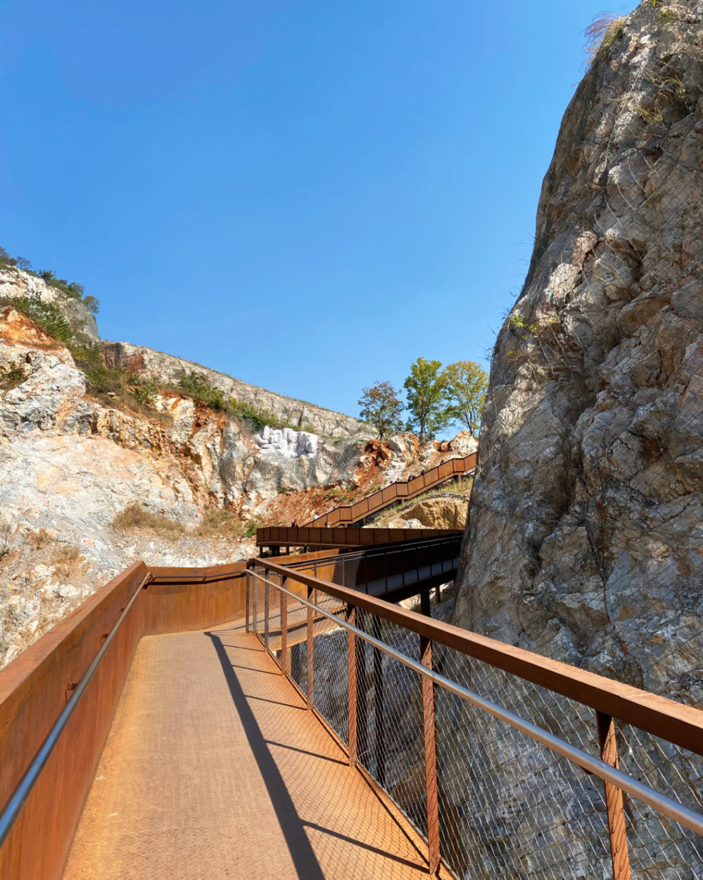 不负秋高气爽,去汤山矿坑公园打卡粉黛乱子草94 周末人多到爆,建议