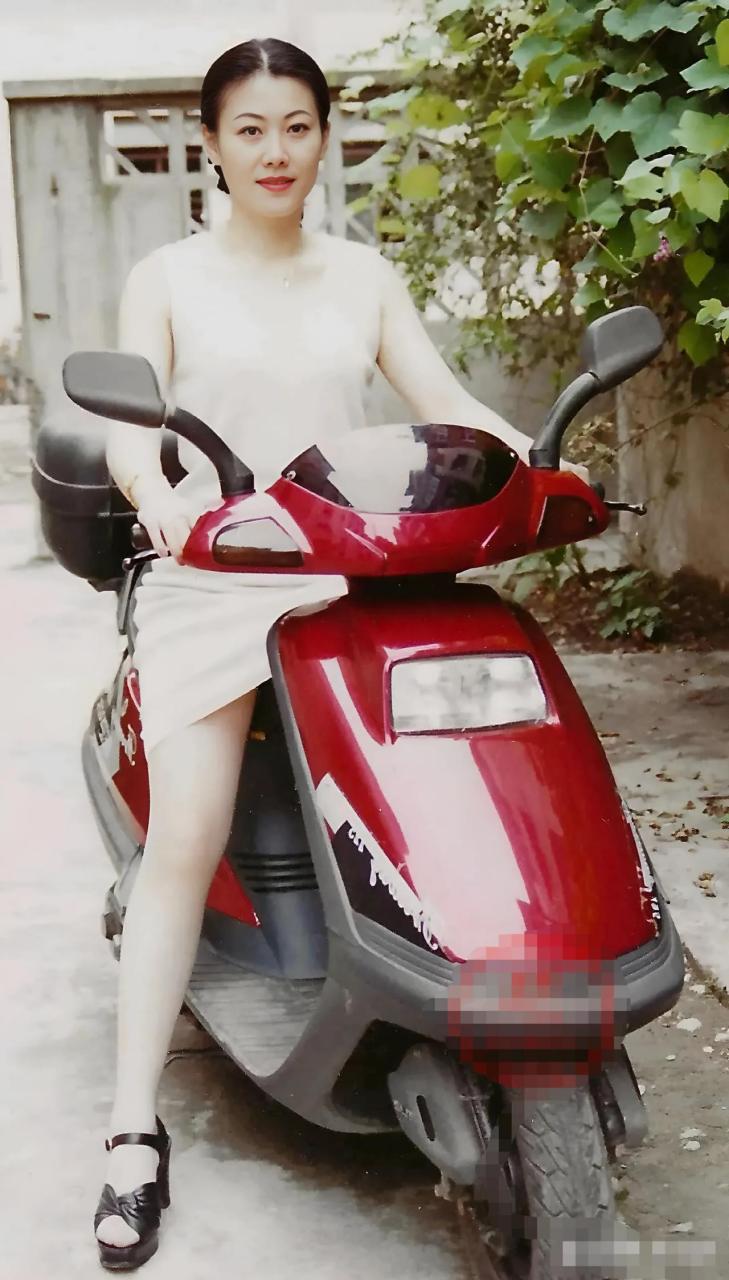 90年代拍摄的照片中,女子乘坐的摩托车是广阳豪迈品牌!