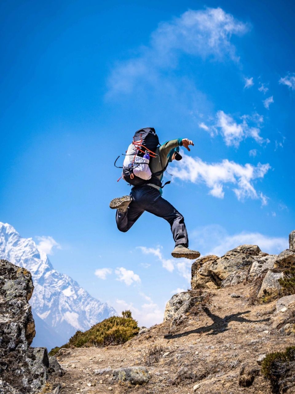 到山里就像脱缰的野马 身后的背景图阿玛达布郎峰(6856米),非常的漂亮