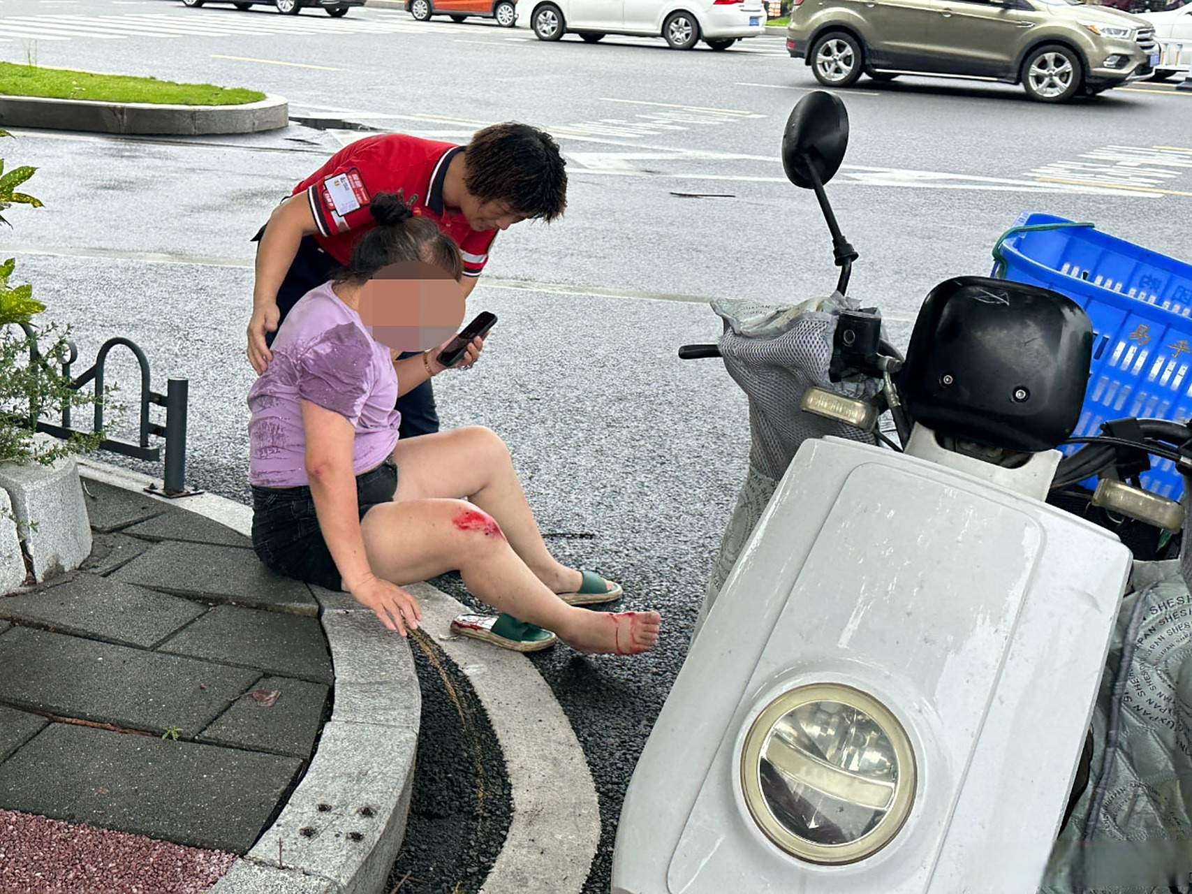 【女子骑行摔倒,加油员热心帮忙】8月10日上午,中国石化福建漳州东南