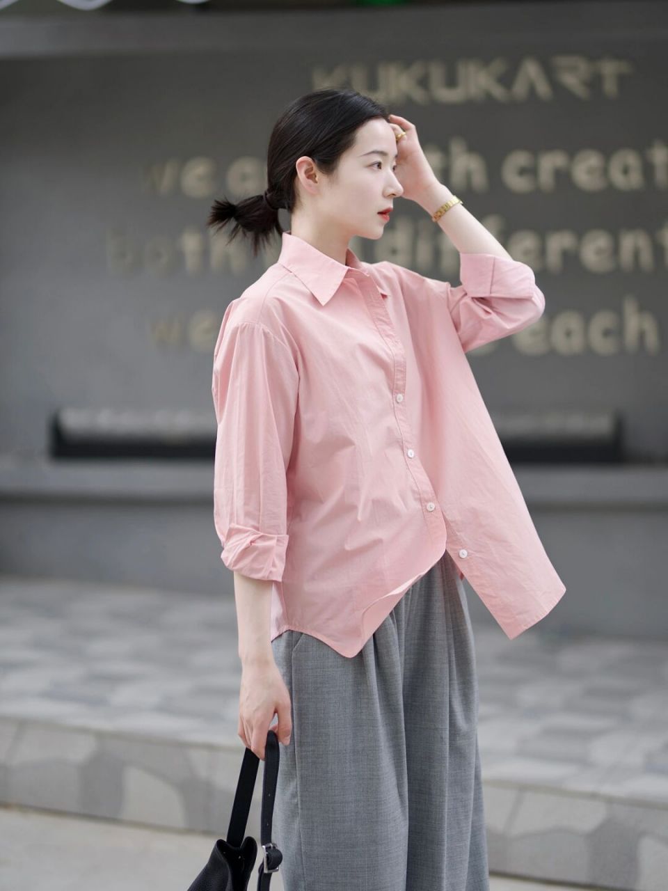 粉色和灰色很搭呢 衣服在小红书就能买到～ 	 #ootd# #每日穿搭