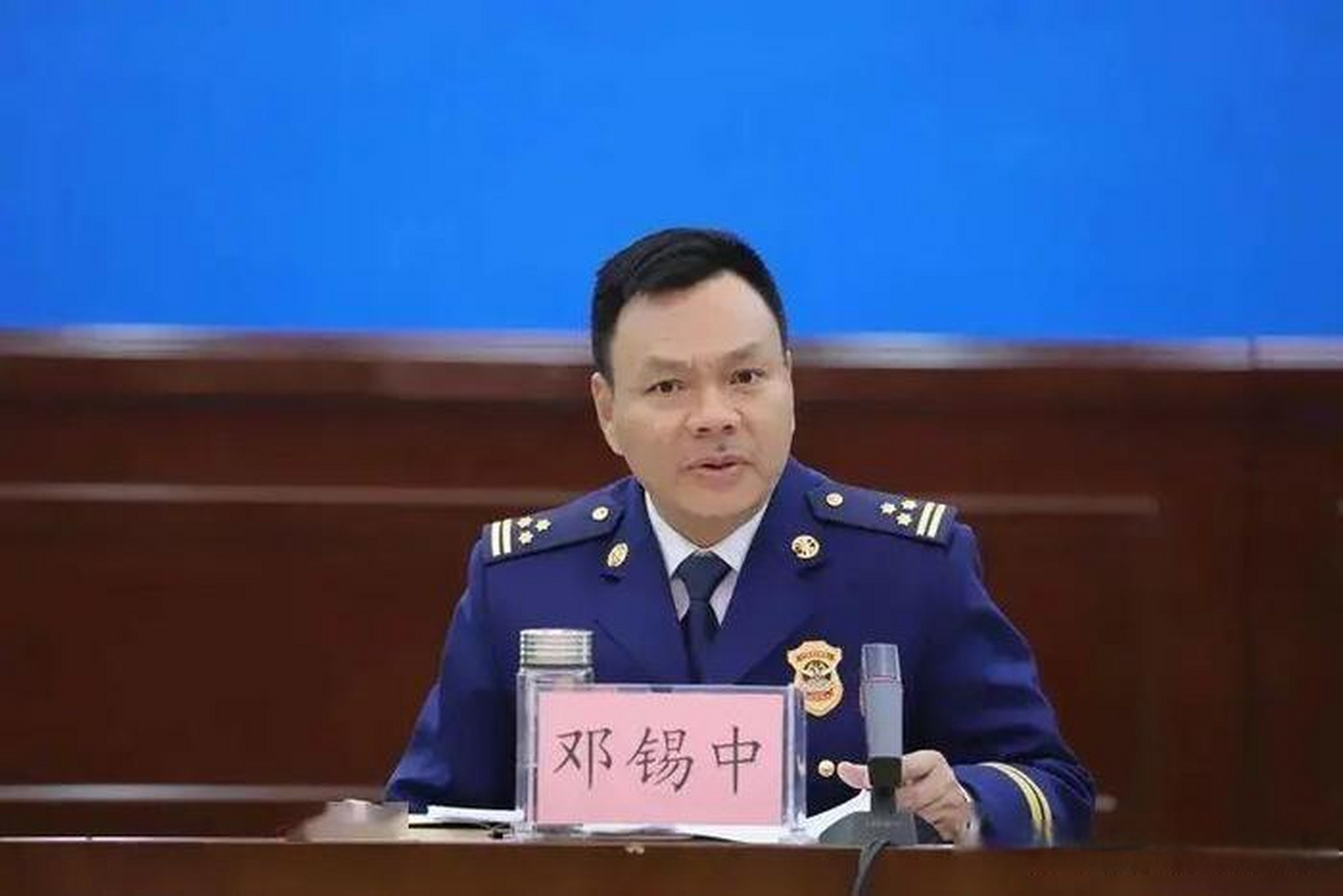 南宁市消防救援支队党委副书记,支队长邓锡中主动投案接受"双查".