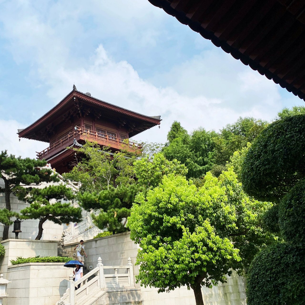 牛首山,位于江苏省南京市江宁区牛首山文化旅游区内,因山顶突出的双峰