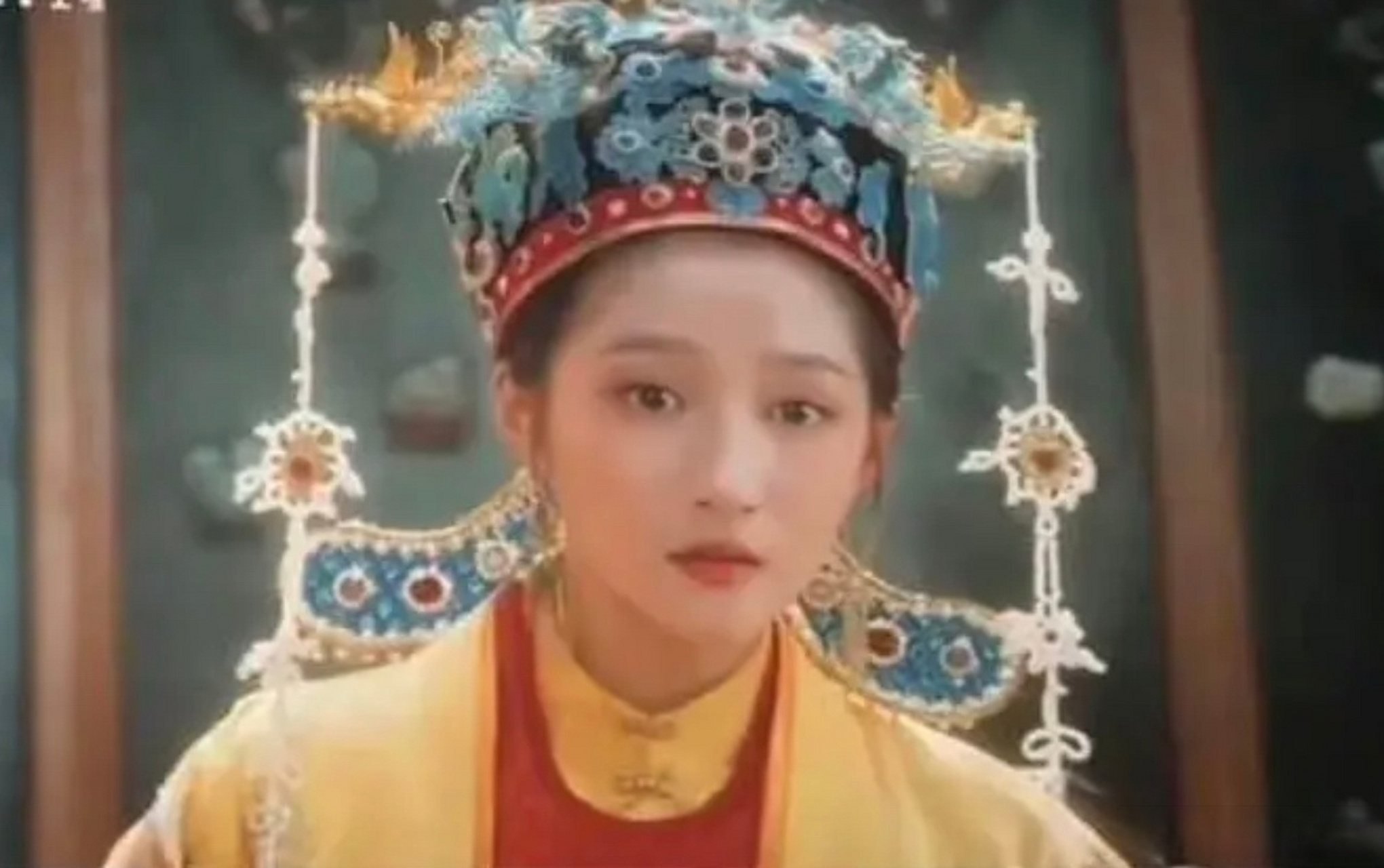 关晓彤贾元春造型,感觉像丫鬟偷娘娘的首饰戴[思考]