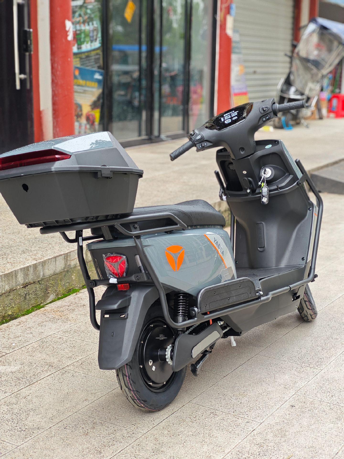 小小雅迪轻松拿下 .24款新款雅迪欧宾 六个电瓶 续航九十公里