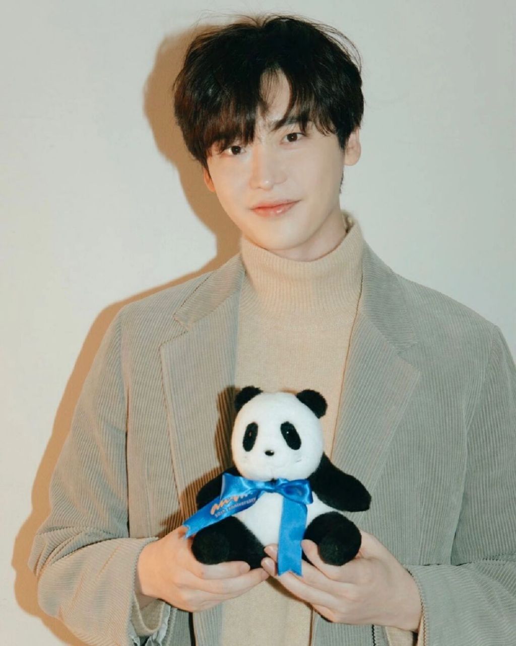 2/8 anan更新李钟硕2335期杂志图片 #人间理想李钟硕# #anan# #杂志