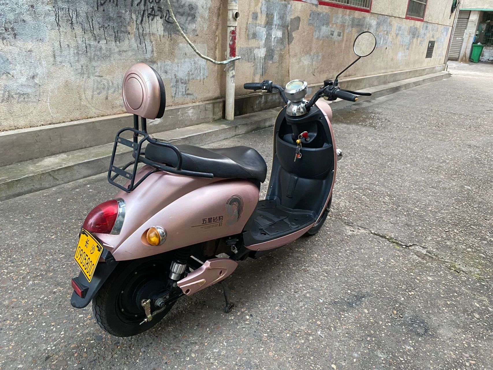 五星钻豹电动车 60v20安的电瓶.续航50公里.换的新电瓶.成色还可以.