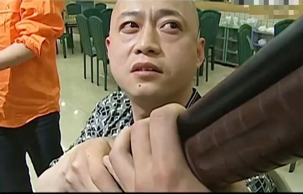 当时刘华强拿了两把枪,把第一把主动递到封彪手里,让他开枪打自己
