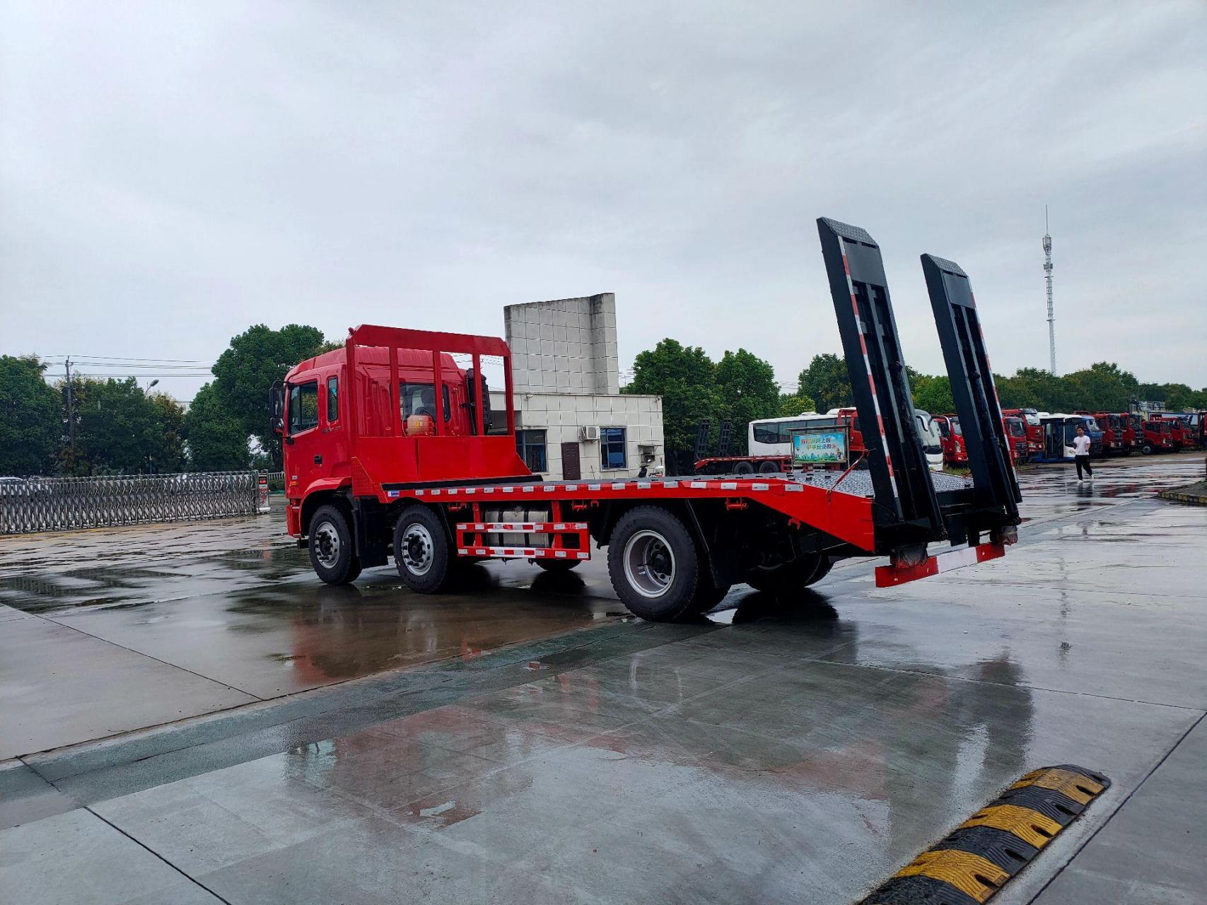 江淮小三轴平板车整型号为hfc5241tpbp3k3d35s,底盘配置为新款a5l半