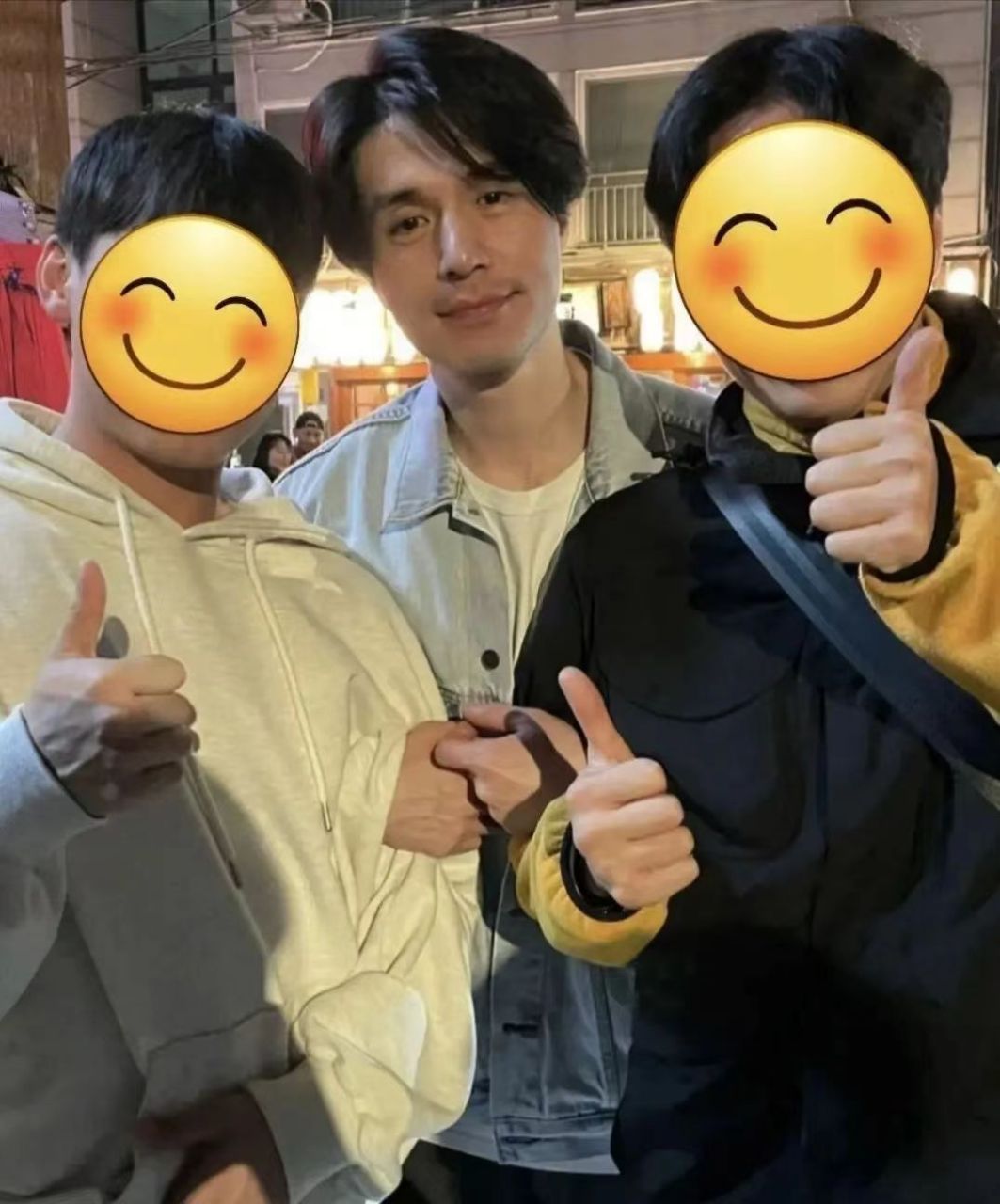 李栋旭素颜与路人合照,四十多岁,状态算不错了!