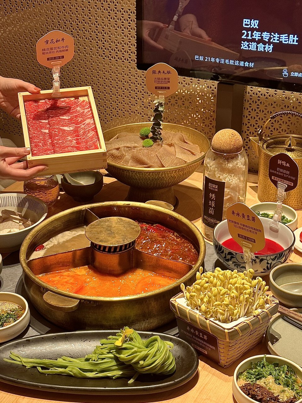 又漂亮又好吃的绣球菌!下在火锅的辣锅里!口感好棒!