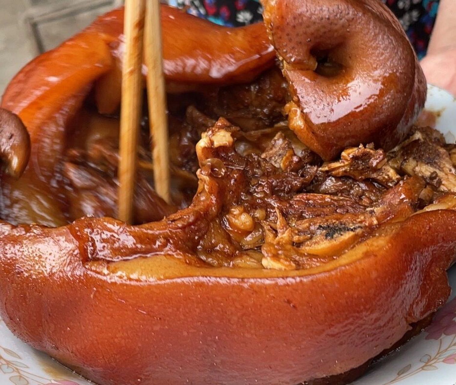 红烧猪头肉 老妈烧好端出来第一口就夹给我吃