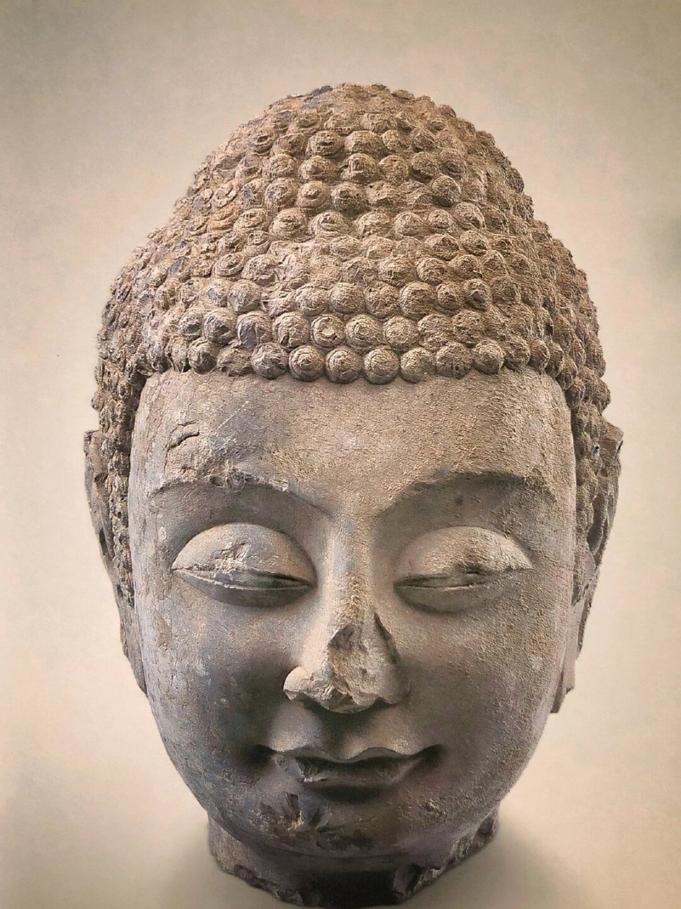 【佛头】唐代,青石,图一:高39厘米;图二:高36 【佛头】唐代,青石,图一