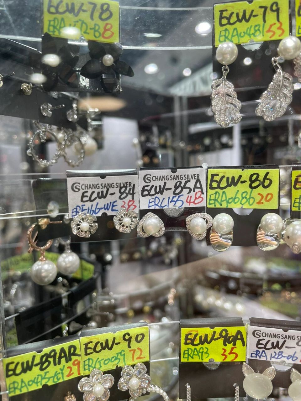 正生纯银店(香港旺角) 在旺角中心转了好久都没找到 最后发现就在一楼