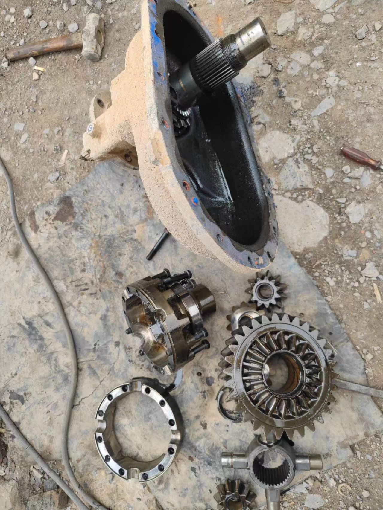 重汽豪沃新款ac16桥中驱动桥角齿螺母松脱造成从动圆柱齿轮,盆齿打坏