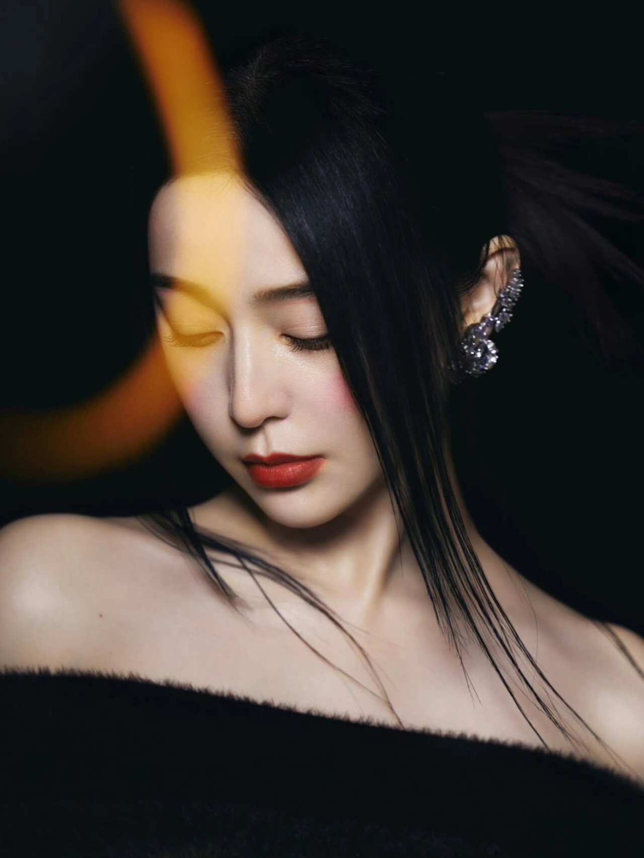 范冰冰 in moh 花朵水晶翼形耳饰 范冰冰佩戴midnightoperahouse花朵