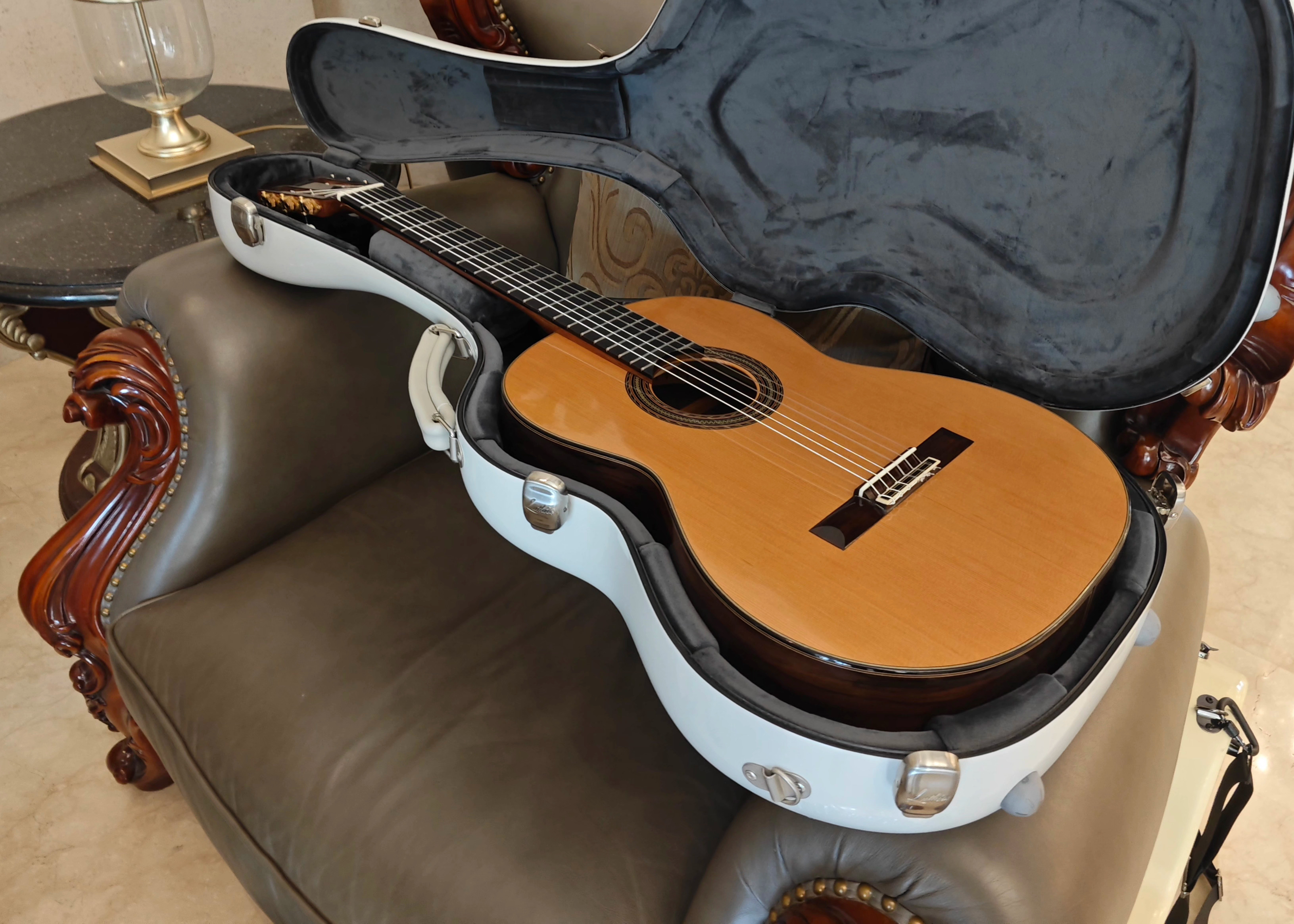 我的第一把吉他是40元的美声,到了高把位声音就基本上发不出来了,像