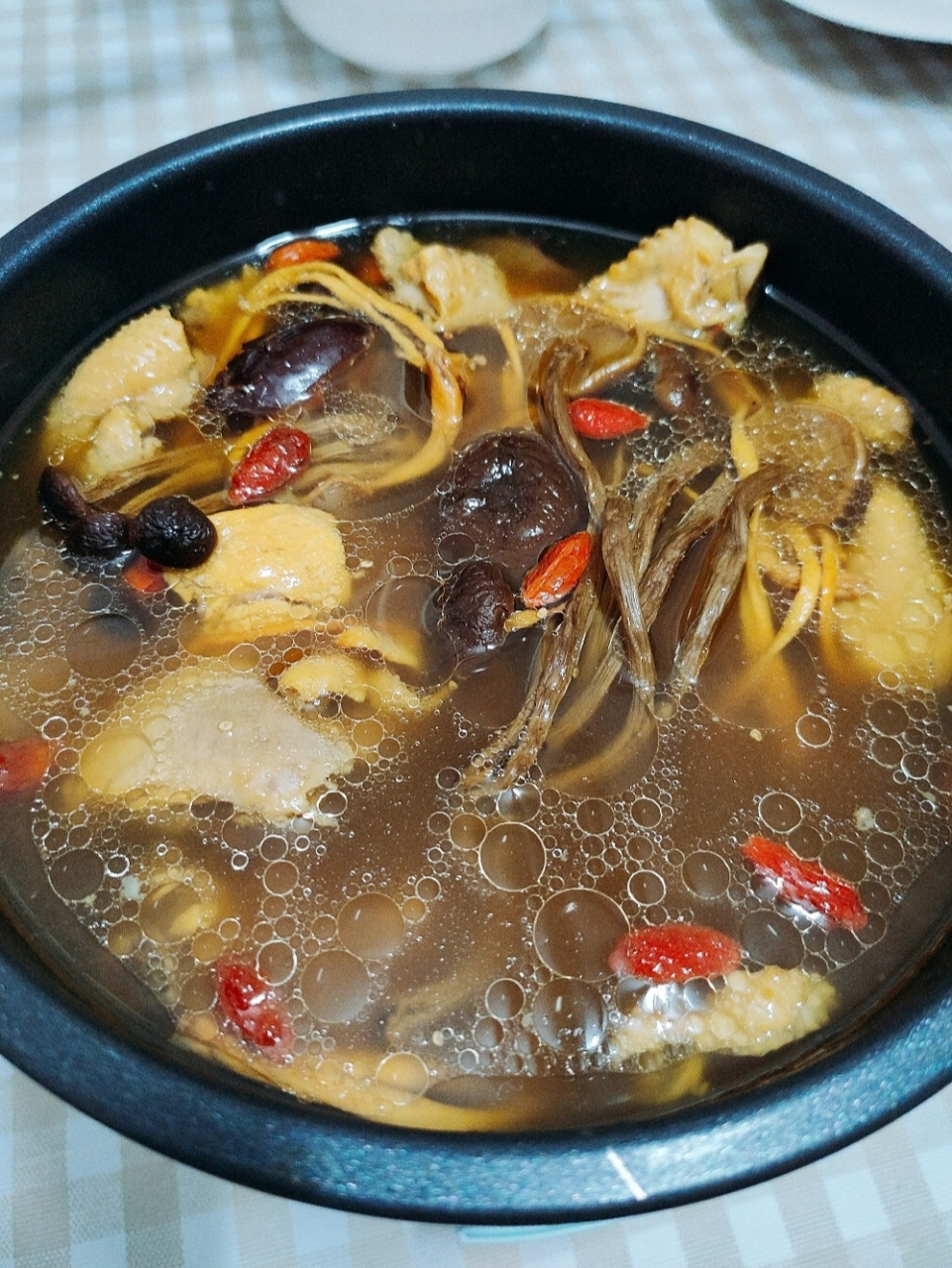 这么靓的茶树菇鸡汤,要来一碗吗 8215下雨了,天气有点凉,适合煲汤