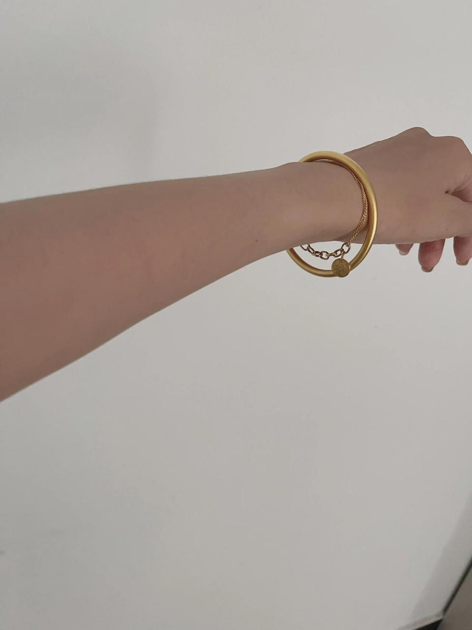 黄金手镯戴多大算合适 前两天刚买的古法手镯,圈口是56的,同事说我戴