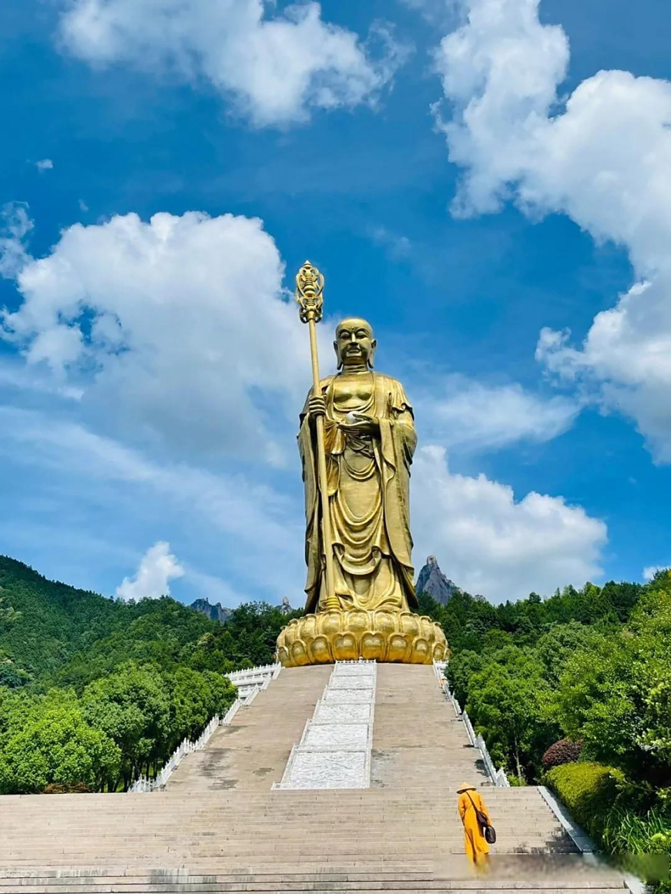 九华山是中国佛教四大名山之一,九华山古称九子山,位于安徽池州青阳县