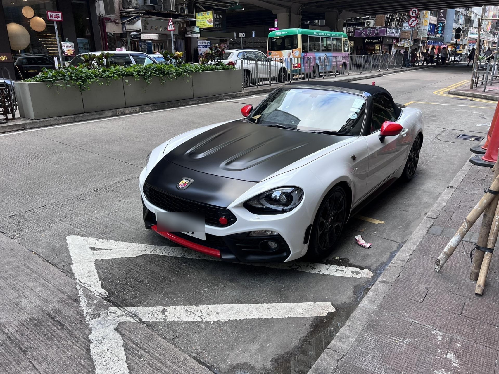 跑车,我也是第一次看见,感觉就跟马自达mx5一样,abarth 124 阿巴斯124