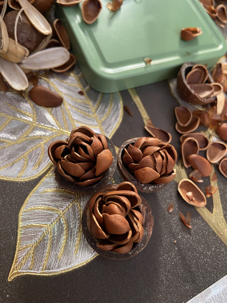 走亲戚打发时间小妙招 用 夏威夷果壳 松子壳 拼山茶花 04不玩手机