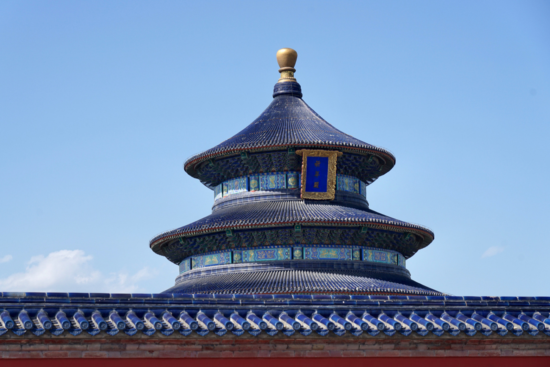 祈年殿,皇穹宇的蓝琉璃在阳光照耀下熠熠生辉,圜丘的汉白玉栏杆格外